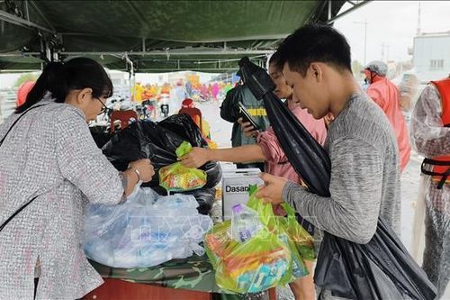 Đảm bảo cung ứng đầy đủ nhu yếu phẩm cho người dân vùng lũ Khánh Hòa
