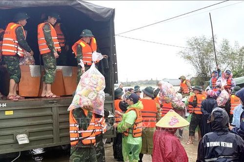Tiếp tế lương thực cho người dân vùng lũ xã Hòa Thịnh, Đắk Lắk
