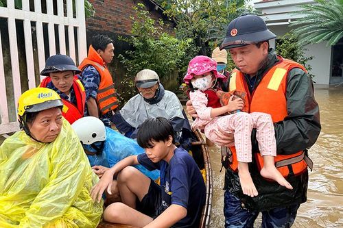 Chi đội Kiểm ngư 4 sơ tán và trao quà hỗ trợ dân vùng lụt