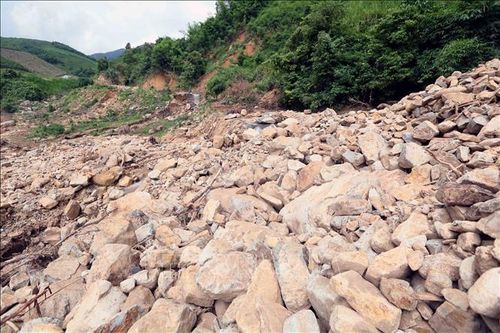 Sơn La: Tắc đường tại Km17+765-Km17+780 thuộc địa phận xã Đoàn Kết do sạt lở đá