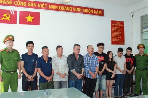 Truy tố nhóm người mang quan tài diễu phố trước cửa chợ Bến Thành