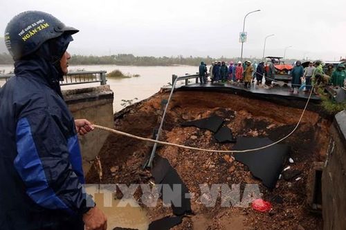 Đắk Lắk: Sập mố cầu Lò Gốm do nước lũ