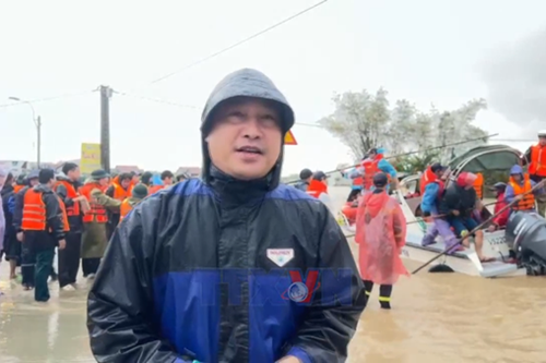 Khẩn trương ứng cứu người dân vùng ngập lũ sâu