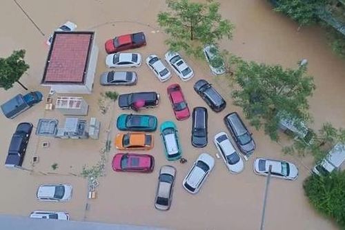 Hàng loạt ô tô ngập sâu trong nước ở Khánh Hòa