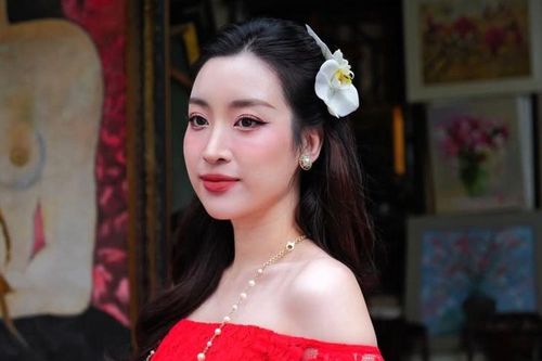 Chiếc điện thoại 25 triệu của con dâu bầu Hiển