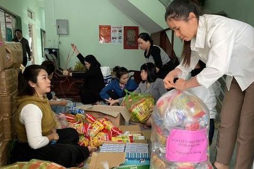 Hội LHPN tỉnh Đắk Lắk chung tay gửi 2.250 suất quà đến người dân bị cô lập do lũ