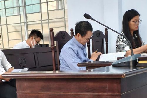 5 lần xét xử sơ thẩm vụ kiện công nhận quan hệ cha con và giành quyền nuôi con