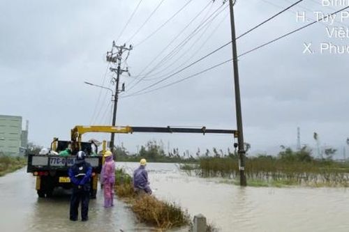 Ngành điện đồng hành cùng người dân bị ảnh hưởng do mưa lũ miền Trung