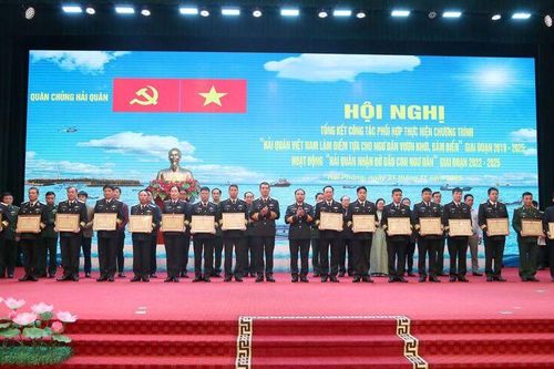 Hải quân giữ vững chủ quyền, bảo vệ ngư dân trên biển