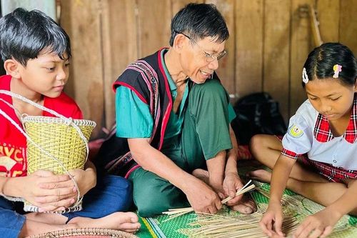 Nghệ nhân đa tài ở làng T2