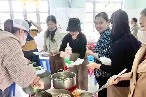 Xã Uar lo chu đáo bữa ăn cho người dân sơ tán tránh lũ