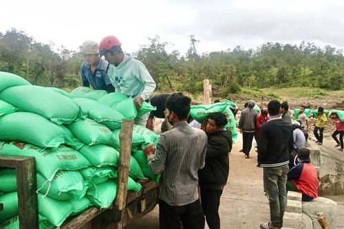 UBND xã Sró phối hợp nhà tài trợ hỗ trợ người dân làng Hrách sau lũ