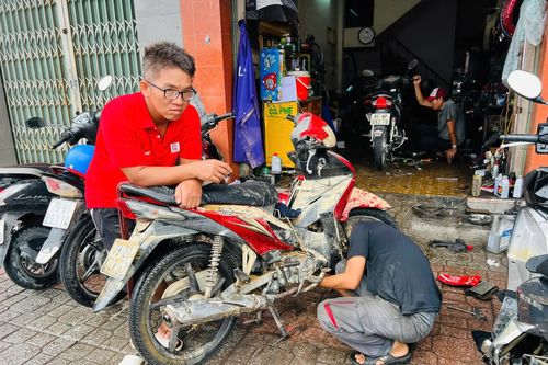 Nhu cầu sửa chữa xe máy, ô tô tăng vọt sau trận lũ lịch sử