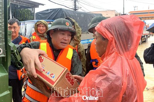 Phó Bí thư Thường trực Tỉnh ủy Hồ Xuân Trường vào tâm lũ cứu trợ người dân