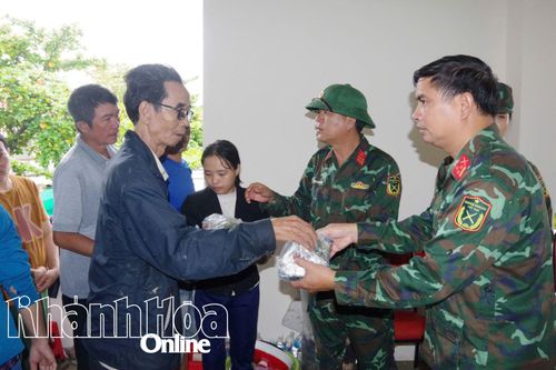 Sư đoàn Bộ binh 305 hỗ trợ người dân vùng lũ