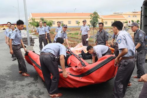Chi đội Kiểm ngư số 4 tham gia ứng cứu người dân vùng lũ