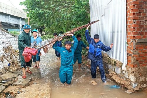 Xã Vạn Ninh: Tập trung hỗ trợ người dân khắc phục sau mưa lũ