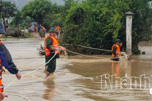 Đồn Biên phòng Cam Ranh kịp thời hỗ trợ bà con vùng lũ phường Ba Ngòi
