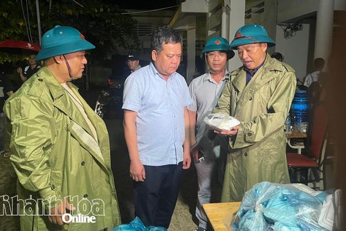 Chủ tịch UBND tỉnh kiểm tra, thăm hỏi các lực lượng ứng trực và người dân vùng ngập lụt