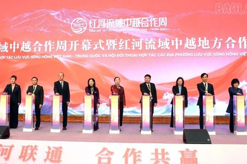 Phó Chủ tịch UBND tỉnh Vũ Thị Hiền Hạnh dự khai mạc Lễ hội sông Hồng - Tuần hợp tác Việt Nam - Trung Quốc lưu vực sông Hồng năm 2025