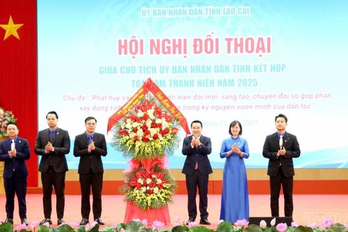 Chủ tịch UBND tỉnh Lào Cai Nguyễn Tuấn Anh đối thoại với thanh niên