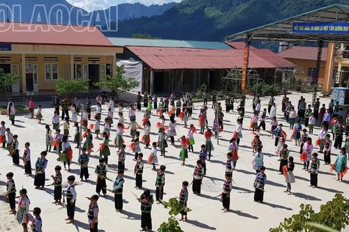 Mô hình trường học bán trú - nâng bước chân học sinh đến lớp