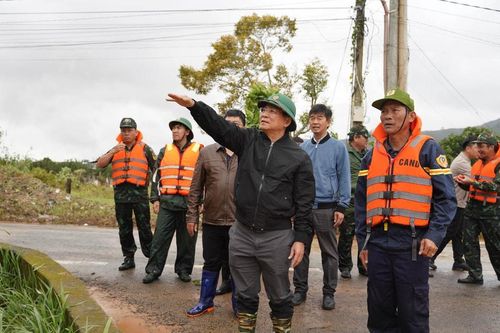 Chạy đua với lũ, di dời hàng trăm hộ dân đến nơi an toàn