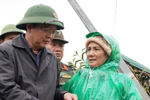 Phó Thủ tướng Hồ Quốc Dũng thăm hỏi, trao quà hỗ trợ người dân vùng lũ tại Lâm Đồng