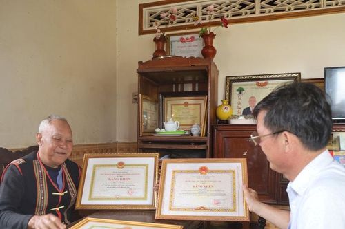 Hành trình lặng thầm của già làng Y Long
