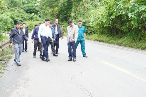 Chủ tịch HĐND tỉnh Lâm Đồng Lưu Văn Trung khảo sát sụt lún trên Quốc lộ 28