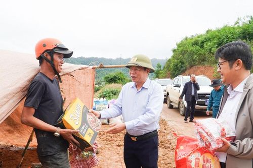 Chủ tịch HĐND tỉnh Lâm Đồng Lưu Văn Trung thăm hỏi các hộ dân bị ảnh hưởng bởi mưa lũ tại xã Quảng Phú