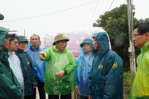 Chủ tịch HĐND tỉnh Lâm Đồng Lưu Văn Trung kiểm tra ngập lụt tại xã Nam Đà