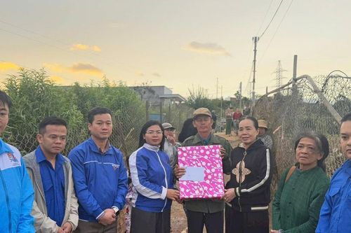 Thường trực Tỉnh đoàn Lâm Đồng thăm hỏi các gia đình bị thiệt hại do bão lũ tại Đức Trọng