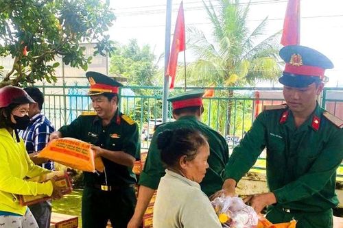 Trung đoàn Bộ binh 812 trao quà hỗ trợ các hộ dân ảnh hưởng do mưa lũ