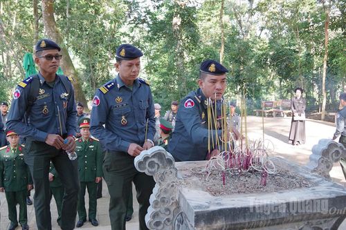 Đoàn cán bộ lớp tập huấn nhân sự Bộ Quốc phòng Vương quốc Campuchia dâng hương tại Khu Di tích quốc gia đặc biệt Tân Trào
