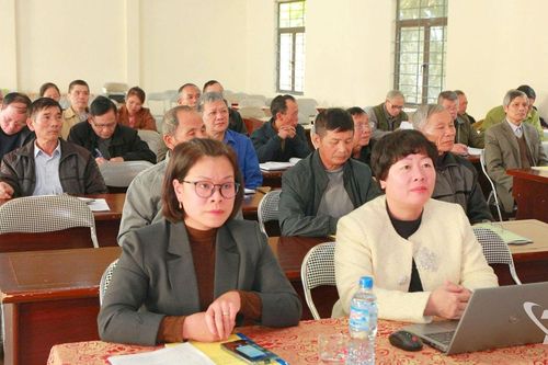 Cung cấp thông tin cho người có uy tín trong đồng bào dân tộc thiểu số