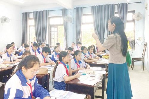 Ngành giáo dục dồn sức đi qua lũ