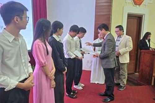 Trao 46 suất học bổng cho sinh viên