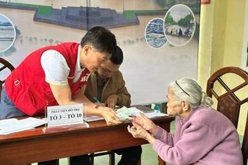 Trao gần 1 tỷ đồng hỗ trợ người dân phường Hương An bị thiệt hại do lụt bão