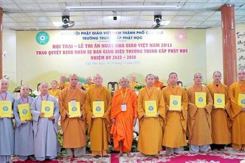 Cần Thơ: Trao quyết định chuẩn y nhân sự Ban Giám hiệu Trường Trung cấp Phật học
