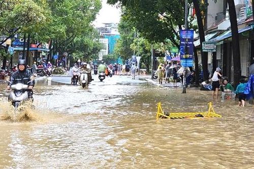 Người dân Nha Trang khẩn trương dọn dẹp, ổn định cuộc sống sau lũ