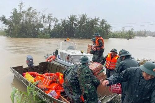Thủ tướng yêu cầu tập trung tổng lực để cứu người dân bị lũ lụt ở miền Trung