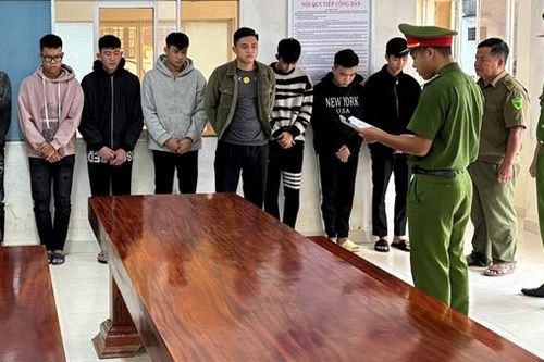Khởi tố nhóm đối tượng dùng hung khí, vỏ chai bia gây rối trật tự công cộng trong đêm