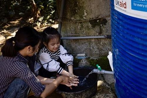 Vương quốc Anh và New Zealand viện trợ cho Việt Nam khắc phục hậu quả bão, lũ
