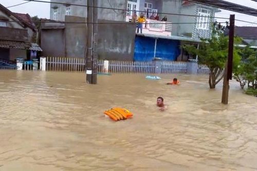 Công an Đồng Nai chi viện hỗ trợ hàng trăm người dân Đắk Lắk vượt lũ an toàn