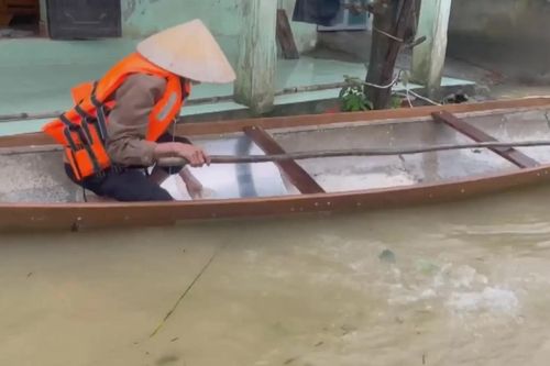 Gần một tháng, làng Siêu Quần (Huế) vẫn bị cô lập