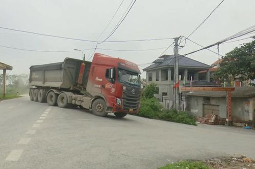 Đường giao thông oằn mình cõng xe quá tải