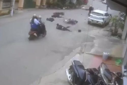 Nhóm học sinh đi xe dàn hàng ngang gây tai nạn