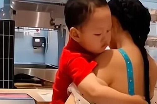 Mẹ mặc váy rộng cứ bị tụt khi bế con vào quán mua đồ ăn, hành động của đứa trẻ khiến ai cũng khen