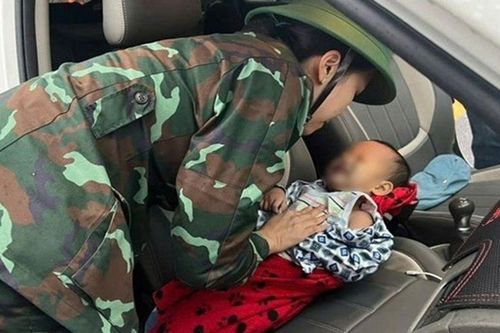 Kịp thời cứu sống bé 24 tháng tuổi rơi xuống dòng nước lũ ở Gia Lai